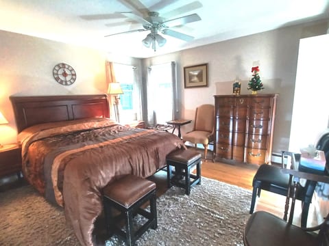 Master bedroom queen bed
