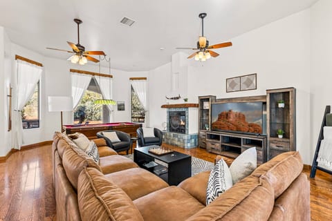 Red Rock Retreat|Sleeps 16|Hot Tub|Chef's Kitchen
