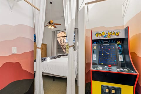 Red Rock Retreat|Sleeps 16|Hot Tub|Chef's Kitchen