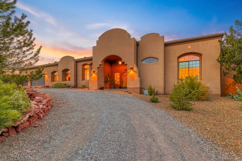 Red Rock Retreat|Sleeps 16|Hot Tub|Chef's Kitchen