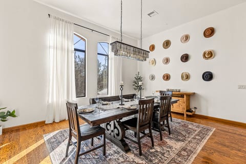 Red Rock Retreat|Sleeps 16|Hot Tub|Chef's Kitchen