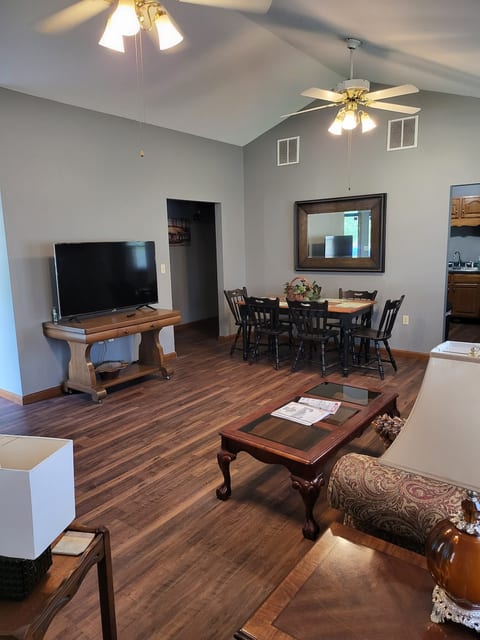 The Kozy Keep! 1500 Sq.ft. - Sleeps 8!