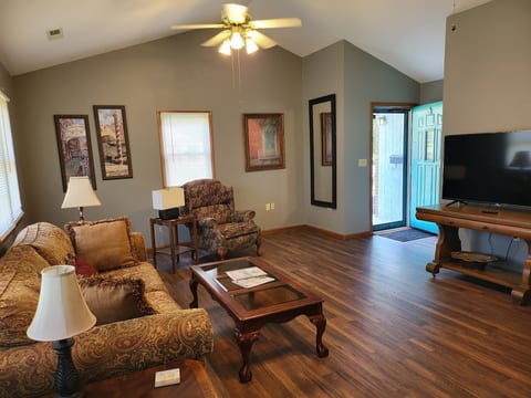 The Kozy Keep! 1500 Sq.ft. - Sleeps 8! image 1