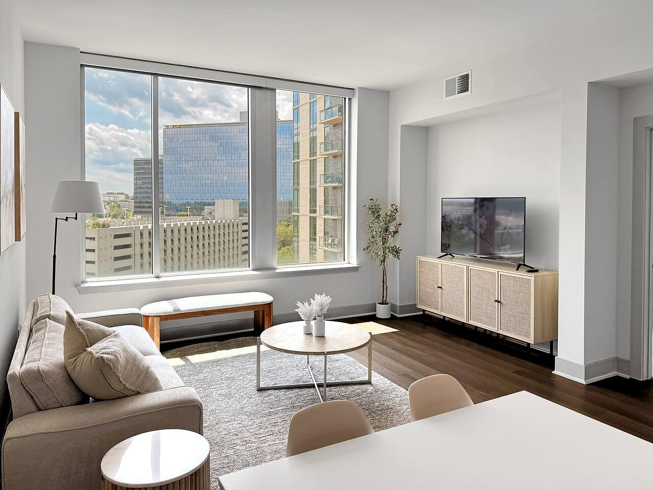 Marshmallow 1BR – Tysons | Patio Pool View|Parking