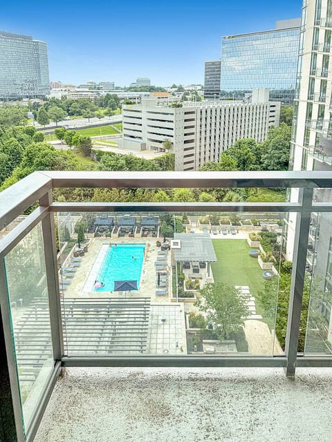 Marshmallow 1BR – Tysons | Patio Pool View|Parking