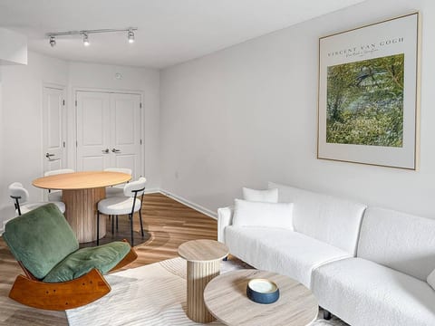 Artistic Calm Vibe 2BR | Capitol views | Gym, Pool