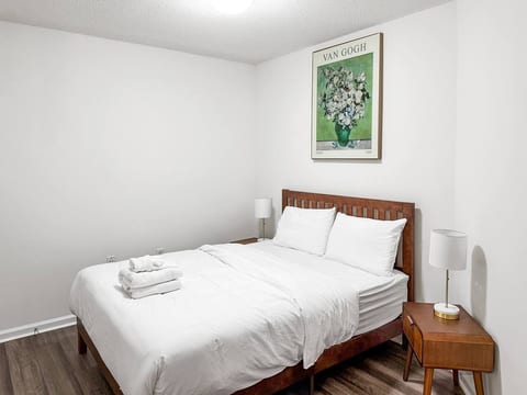 Artistic Calm Vibe 2BR | Capitol views | Gym, Pool