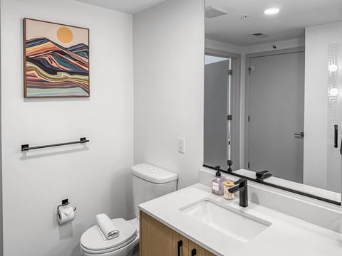Calm & Sunlit 2BR |Metro| Rooftop View w Amenties