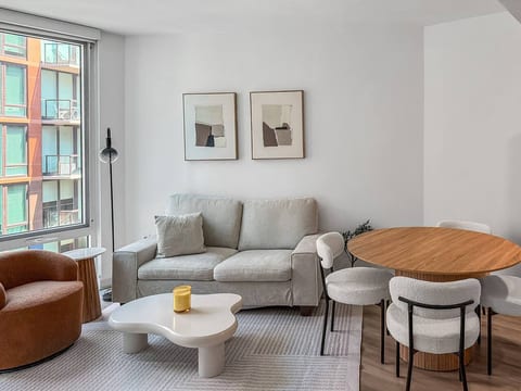 Calm & Sunlit 2BR |Metro| Rooftop View w Amenties