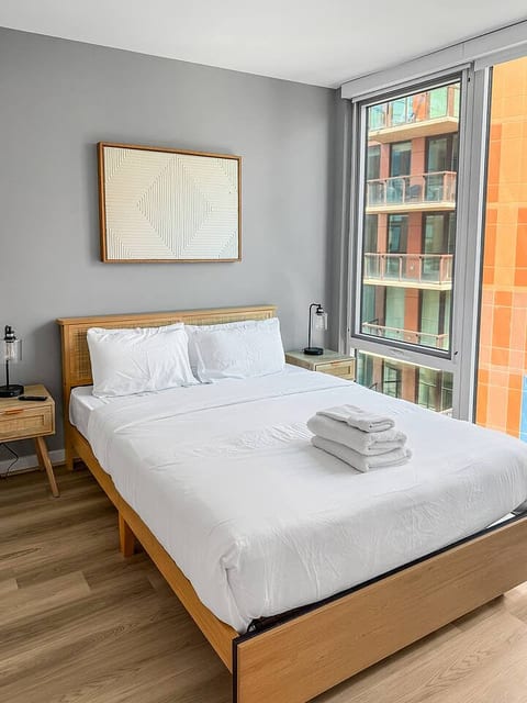 Calm & Sunlit 2BR |Metro| Rooftop View w Amenties