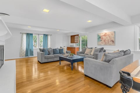 Cozy Luxe Stay:Patio, Pool Table image 4