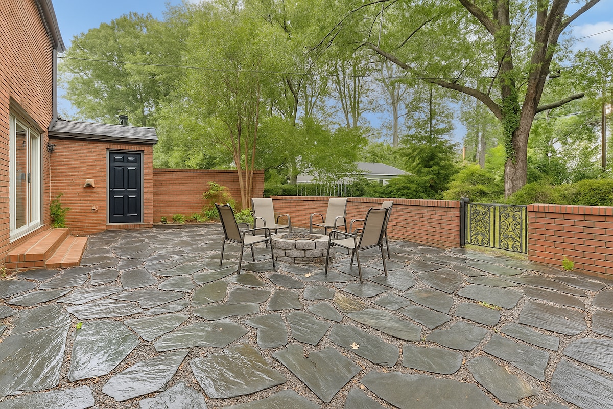 cozy-luxe-stay:patio-pool-table/