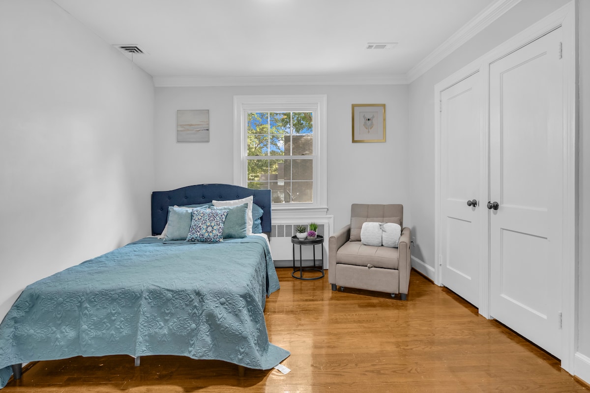 cozy-luxe-stay:patio-pool-table/