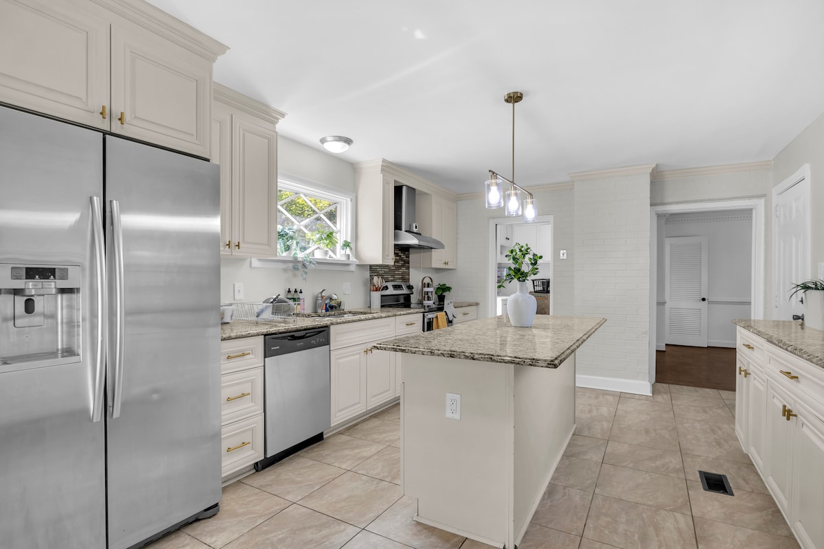 cozy-luxe-stay:patio-pool-table/