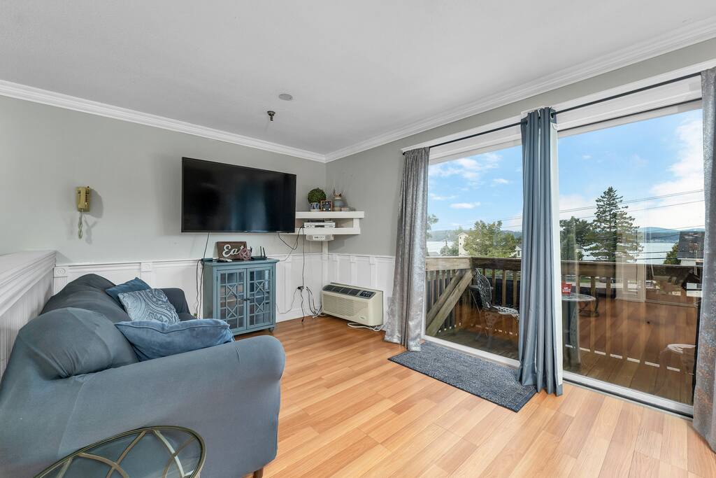 modern-lakeview-condo-or-pool-wi-fi-and-serenity/