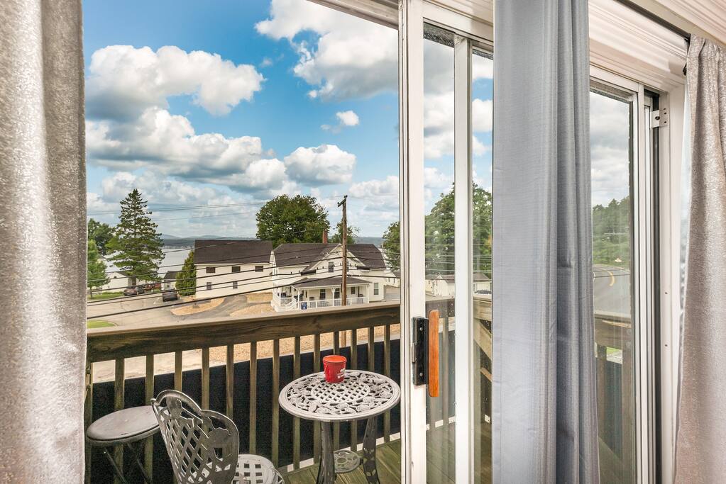 modern-lakeview-condo-or-pool-wi-fi-and-serenity/