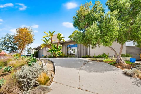 Mid-Century 2BR Home • Art & Garden Views