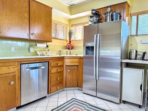 Mid-Century 2BR Home • Art & Garden Views