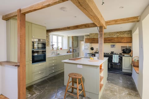 Beautiful Cottage with Expansive Countryside Views image 4