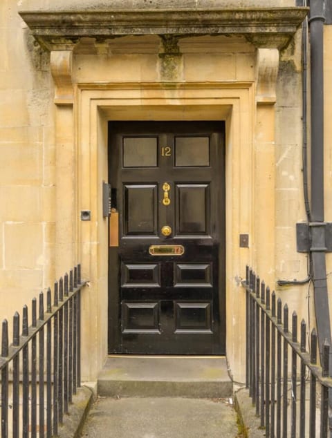Elegant Georgian Apartment on Alfred Street image 5