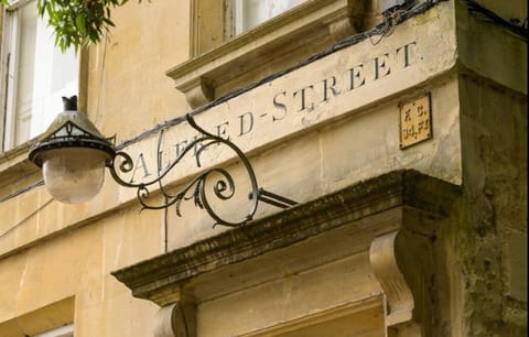 Elegant Georgian Apartment on Alfred Street image 2