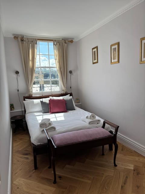 Elegant Georgian Apartment on Alfred Street image 3
