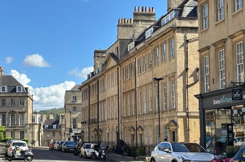 Elegant Georgian Apartment on Alfred Street image 4