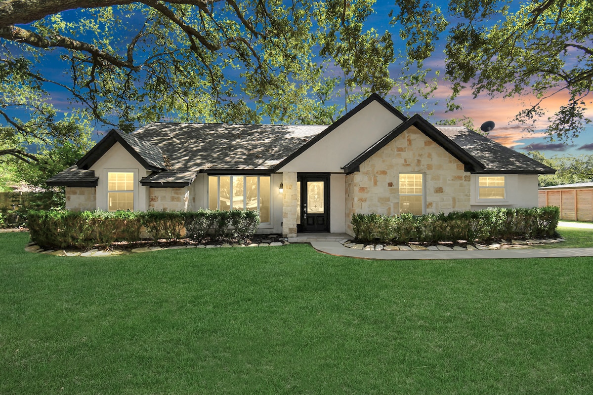 Katy Modern Relocation | King Beds | Pets | 30 Day image 1