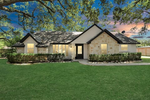 Katy Modern Relocation | King Beds | Pets | 30 Day image 1
