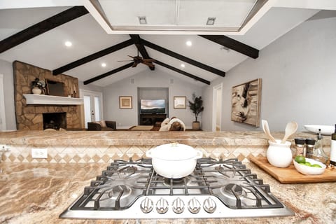 Katy Modern Relocation | King Beds | Pets | 30 Day image 3