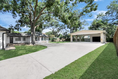 Katy Modern Relocation | King Beds | Pets | 30 Day image 2