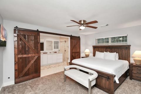Katy Modern Relocation | King Beds | Pets | 30 Day image 5