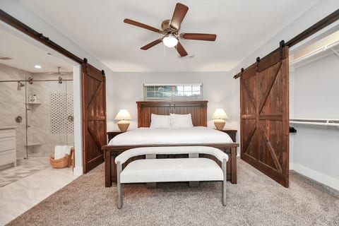 Katy Modern Relocation | King Beds | Pets | 30 Day image 4