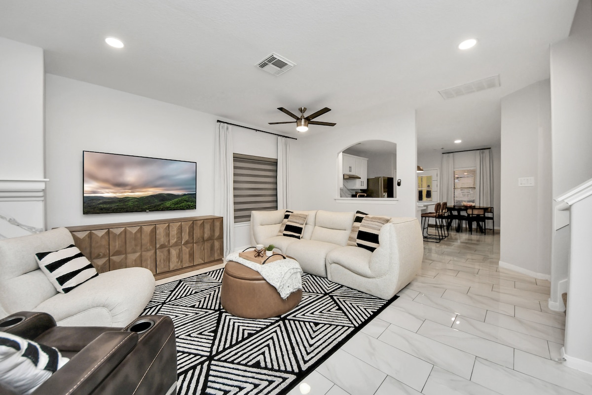 Lux Stay with Huge Bedrooms + Walking Trail Access image 1