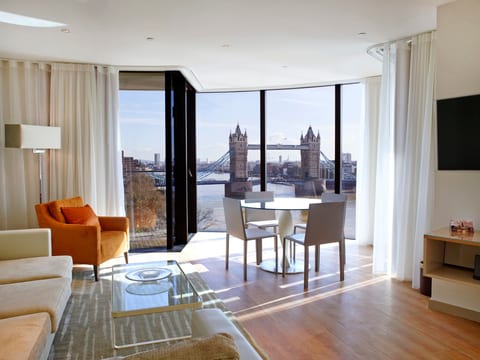 2 Bed with Tower of London and Tower Bridge Views