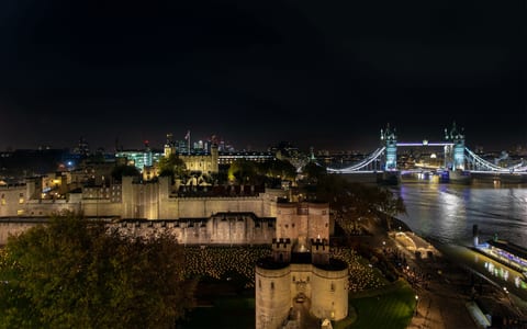 2 Bed with Tower of London and Tower Bridge Views