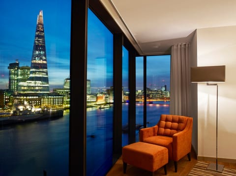 2 Bed with Tower of London and Tower Bridge Views