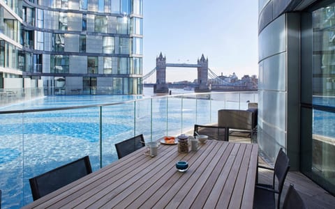 2 Bed with Tower of London and Tower Bridge Views