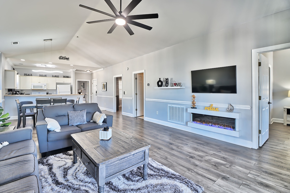 Book now! A Luxurious modern condo, located in the heart of Myrtle Beach!