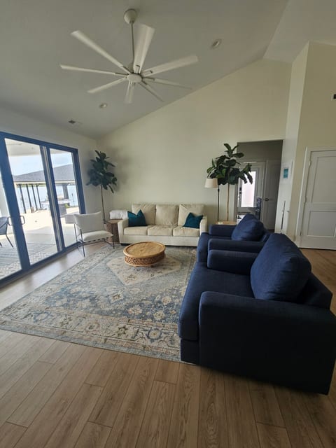 Pura Vida Lake Home Retreat