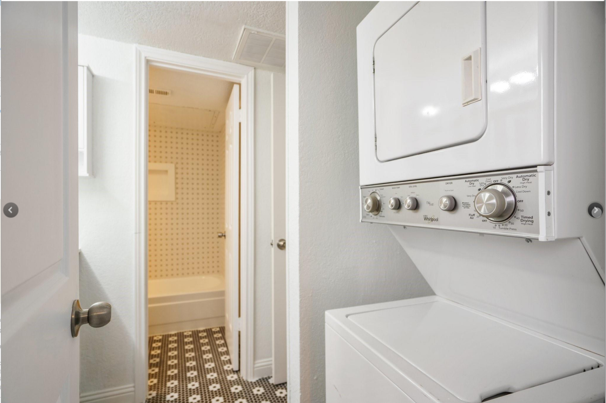 Washer/dryer combo Townhome near Top Golf and Texas Health Dallas