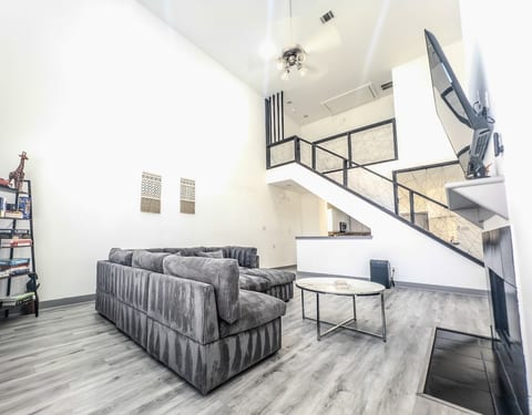 Luxury Home-near NRG, MedCenter, Downtown & Uptown image 1