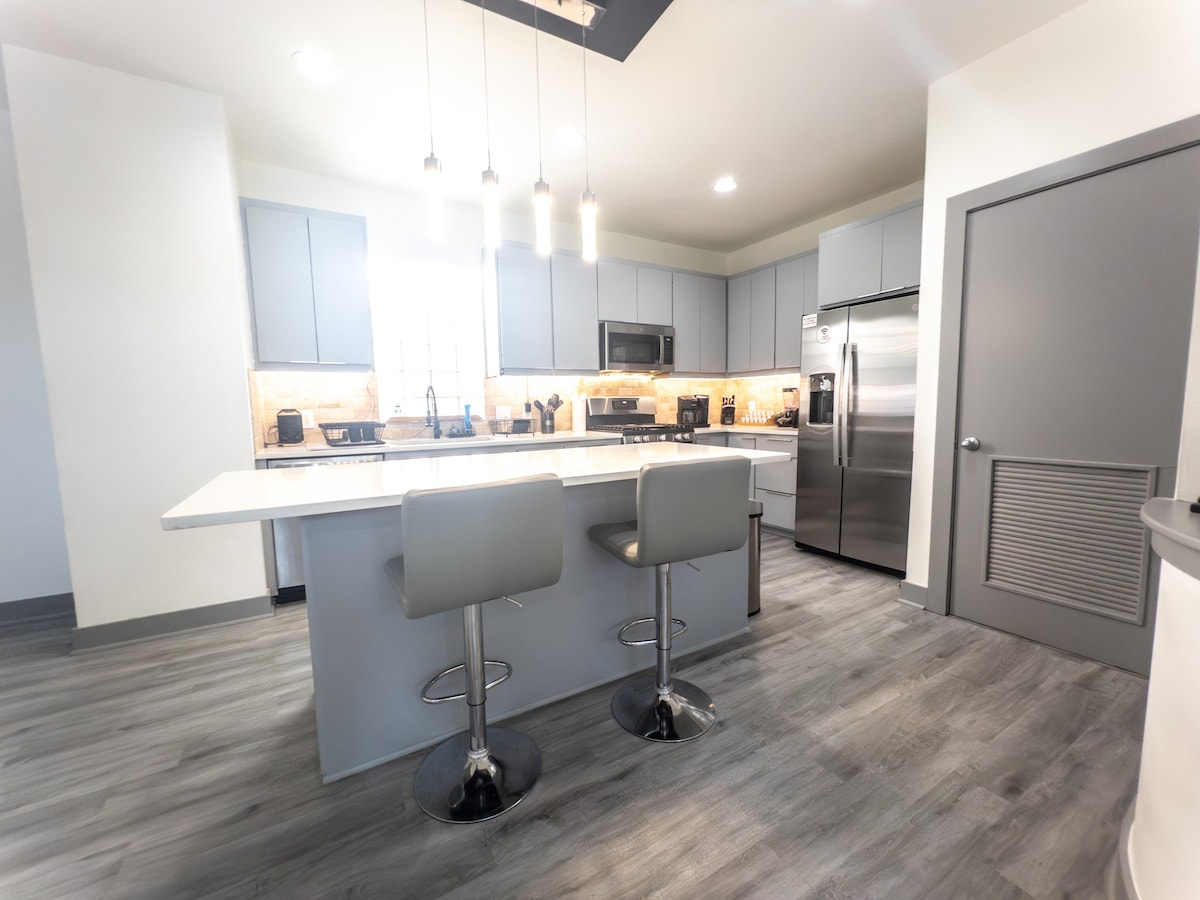 Fully functional kitchen comes with coffee and all the necessary appliances.