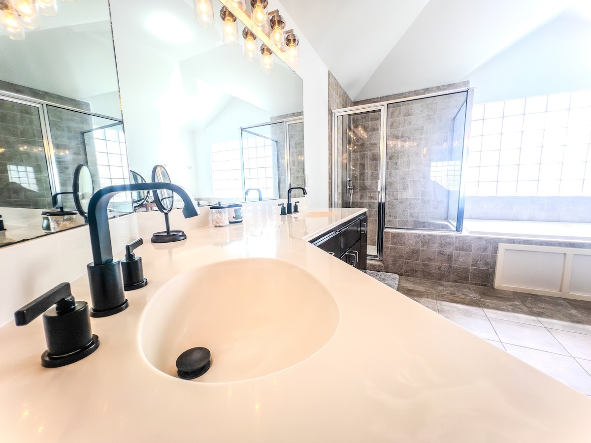 Luxury Home-near NRG, MedCenter, Downtown & Uptown image 5