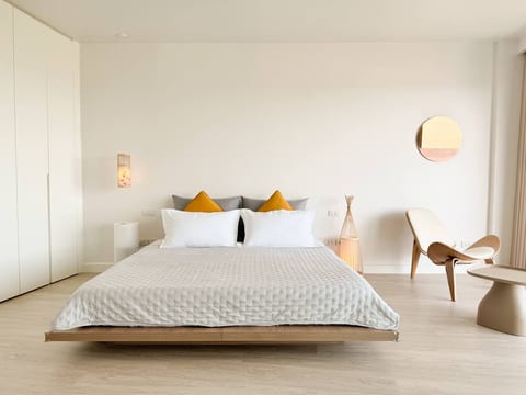 Ultimate Comfort — Sleep soundly on a king-size bed with a premium latex mattress, because rest is everything!