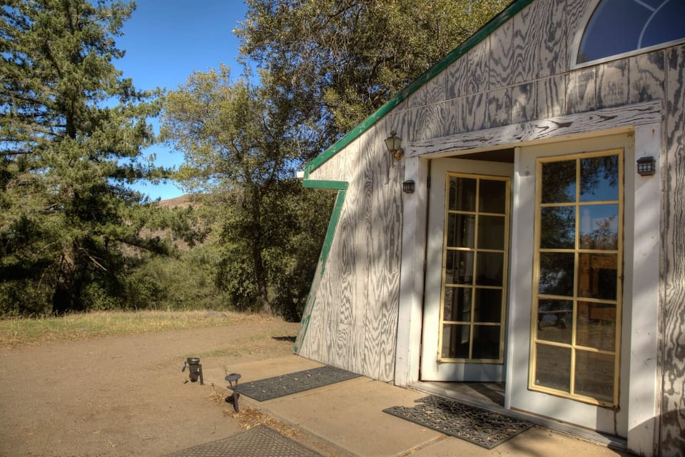 Bunkhouse with 7 bunks, 2 toilets and 3 showers