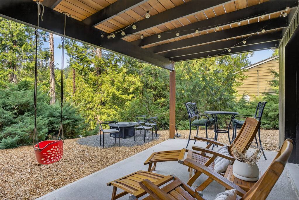 modern-urban-retreat-or-game-room/