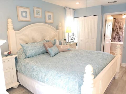 Master Bedroom, King bed, ceiling fan and bedside lamps touch control with USB ports.