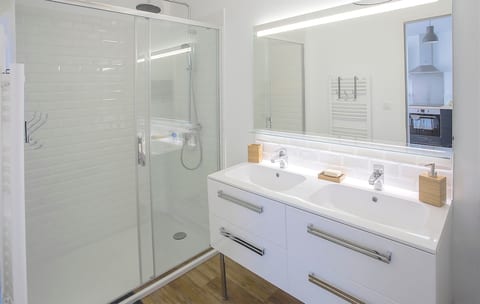 2BR 500sq Comic Spirit comfy feel like home