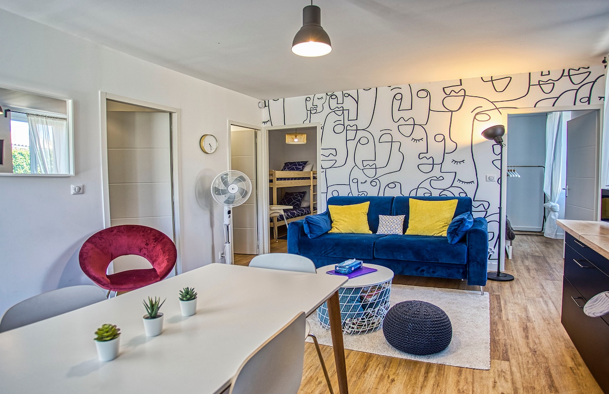 Un confort chic vous attend : détendez-vous sur notre canapé artistique, découvrez des coins cachés et faites comme chez vous